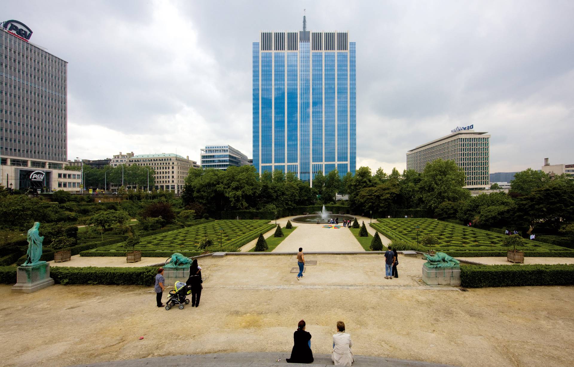 FT-aanzicht over kruidtuin heen